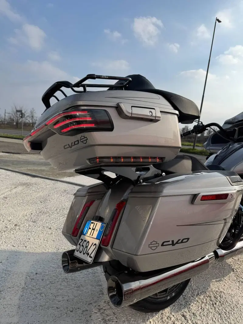Harley-Davidson CVO Road Glide (2023) (9)