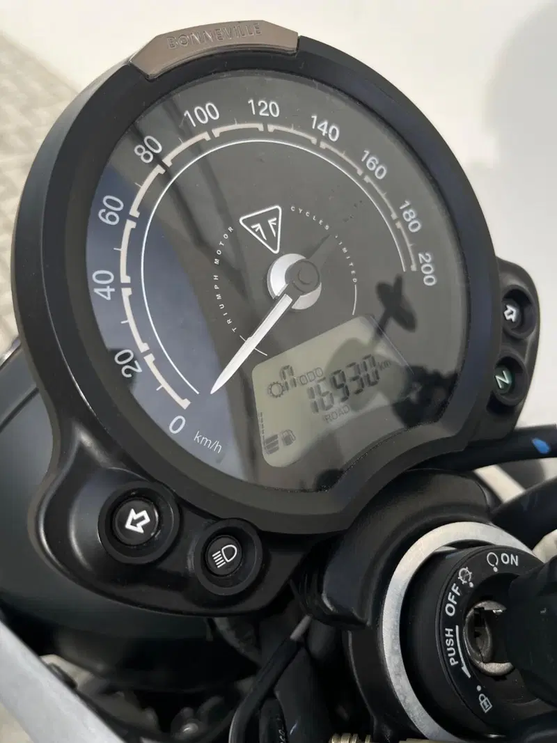 Triumph Street Twin 900 (2021 - 22) (8)