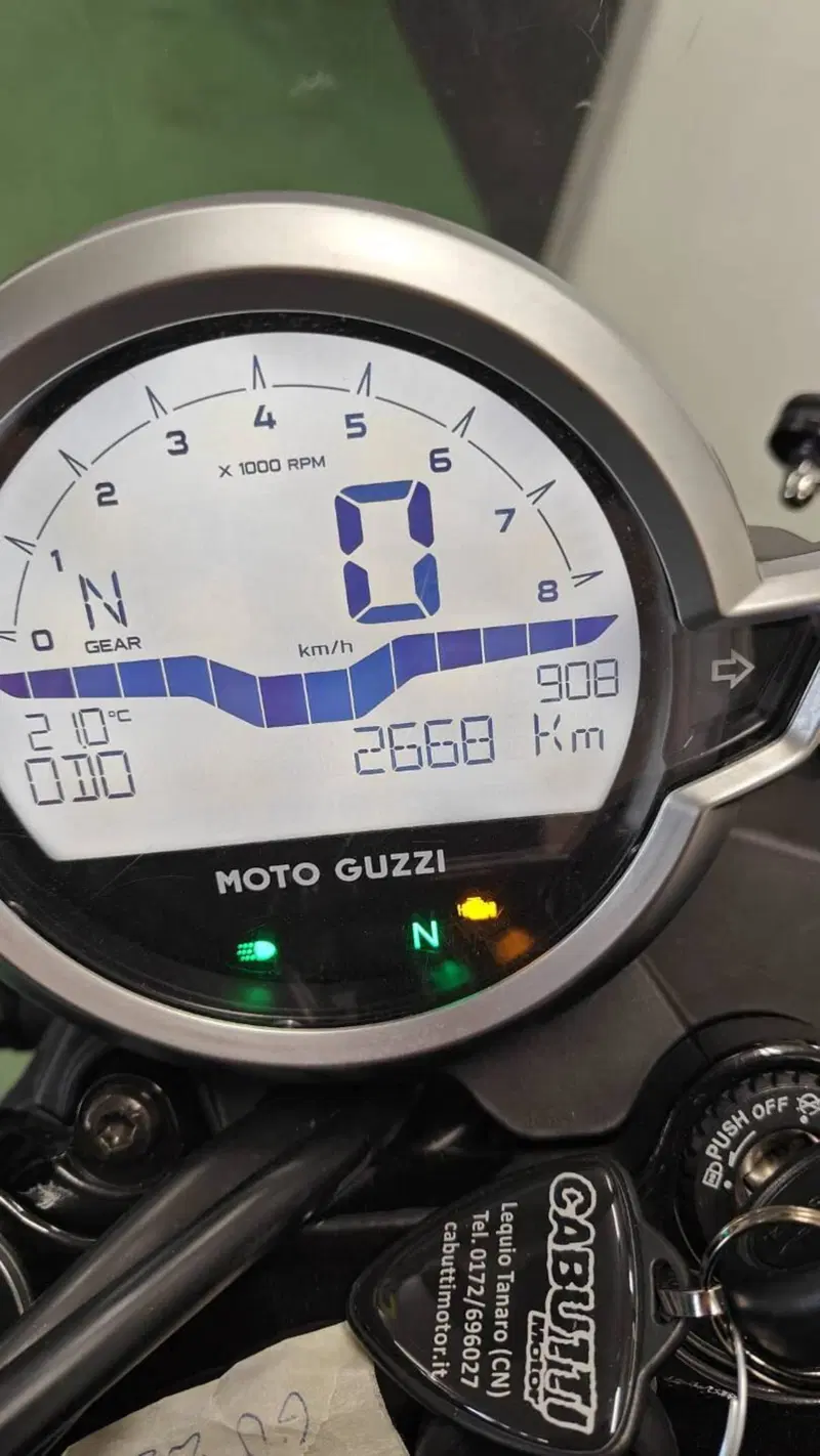 Moto Guzzi V7 Stone Special Edition (2022 - 25) (3)