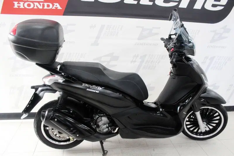 Piaggio Beverly 300 i.e. Police ABS-ASR (2017 - 20) (2)