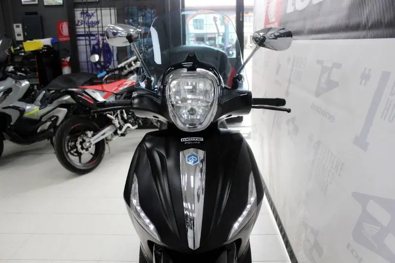 Piaggio Beverly 300 i.e. Police ABS-ASR (2017 - 20) (4)