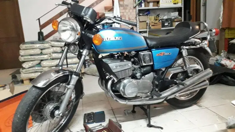 Suzuki GT 380 (8)