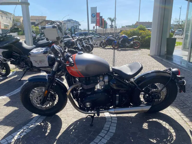 Triumph Bonneville Bobber 1200 (2021 - 25) (2)