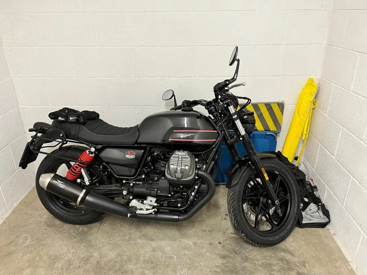 Moto Guzzi V7 Stone Special Edition (2022 - 25) (2)