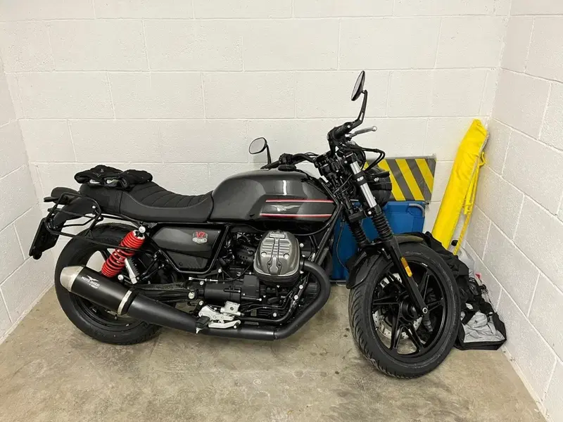 Moto Guzzi V7 Stone Special Edition (2022 - 25) (2)