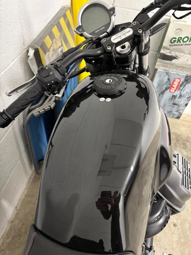 Moto Guzzi V7 Stone Special Edition (2022 - 25) (3)