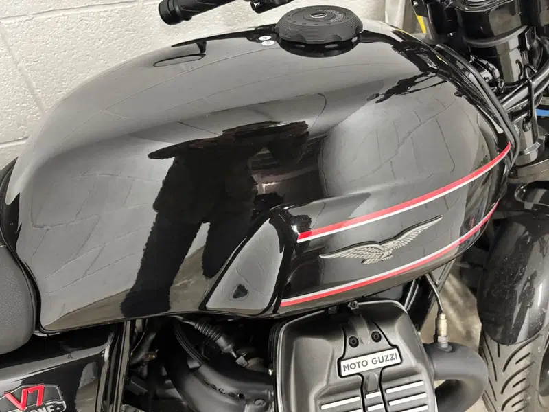 Moto Guzzi V7 Stone Special Edition (2022 - 25) (4)
