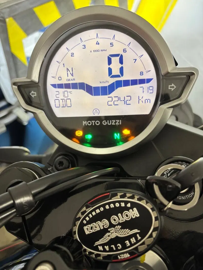 Moto Guzzi V7 Stone Special Edition (2022 - 25) (6)