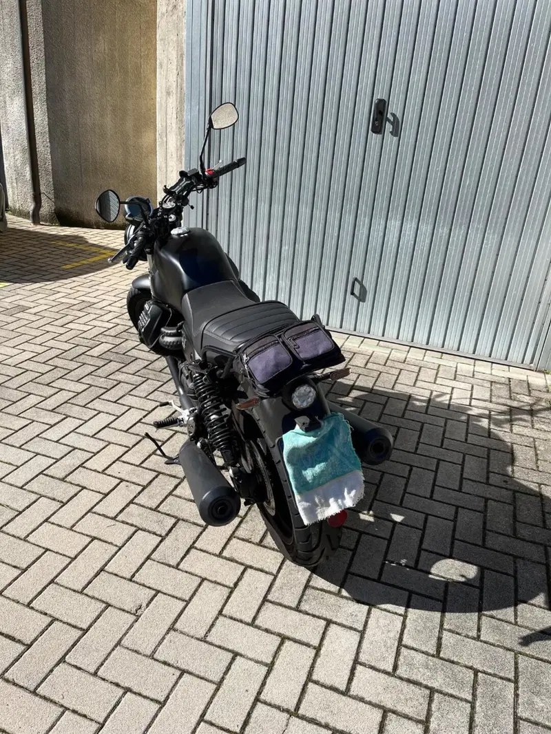 Moto Guzzi V7 Stone (2021 - 24) (3)
