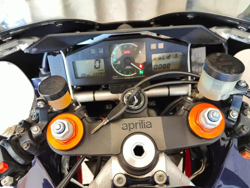 Aprilia RSV 1000 (1998 - 99) (3)