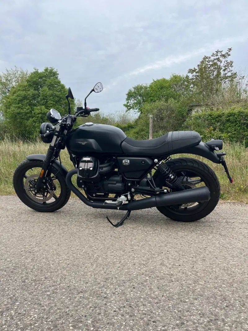 Moto Guzzi V7 Stone (2021 - 24) (2)