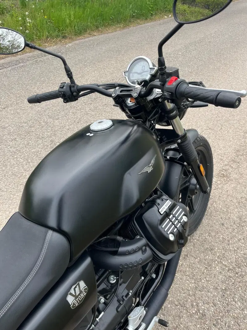 Moto Guzzi V7 Stone (2021 - 24) (3)