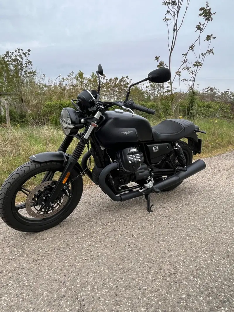 Moto Guzzi V7 Stone (2021 - 24)