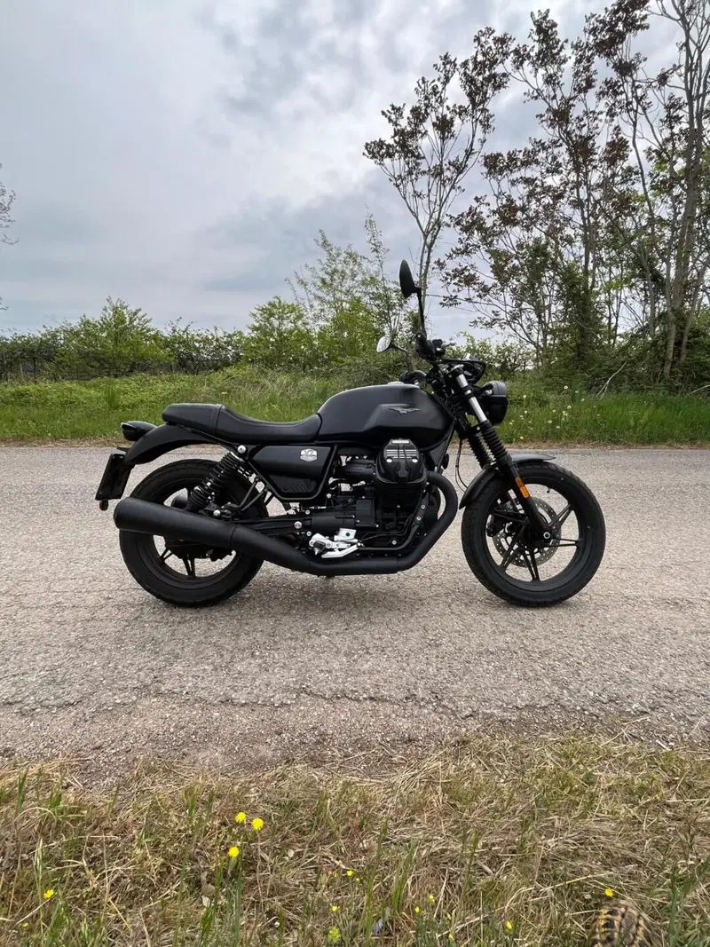Moto Guzzi V7 Stone (2021 - 24) (4)