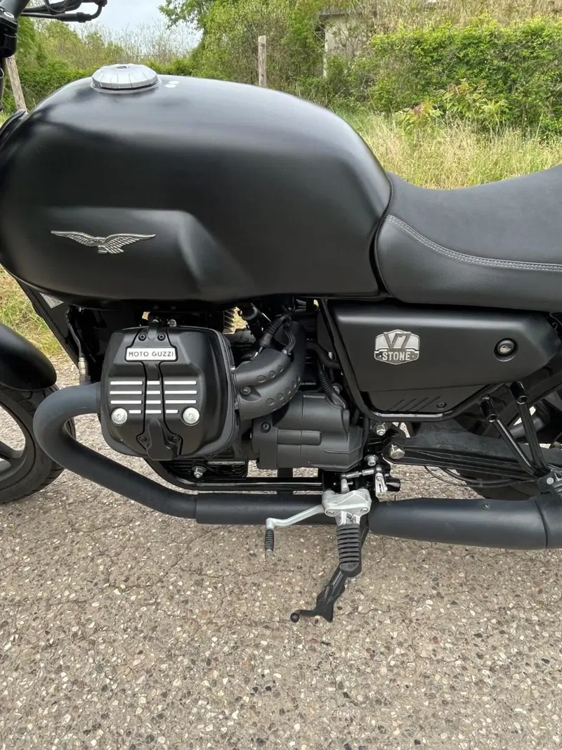 Moto Guzzi V7 Stone (2021 - 24) (6)