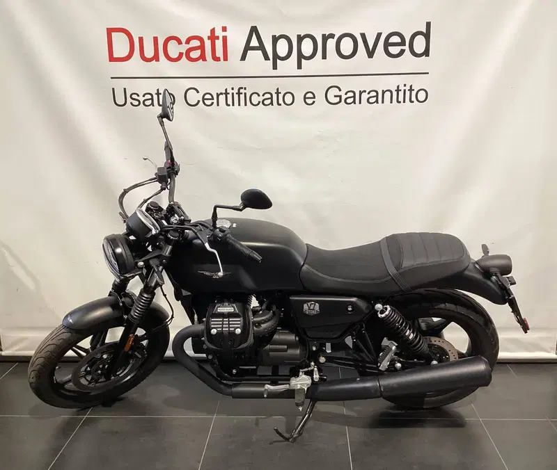 Moto Guzzi V7 Stone (2021 - 24) (3)
