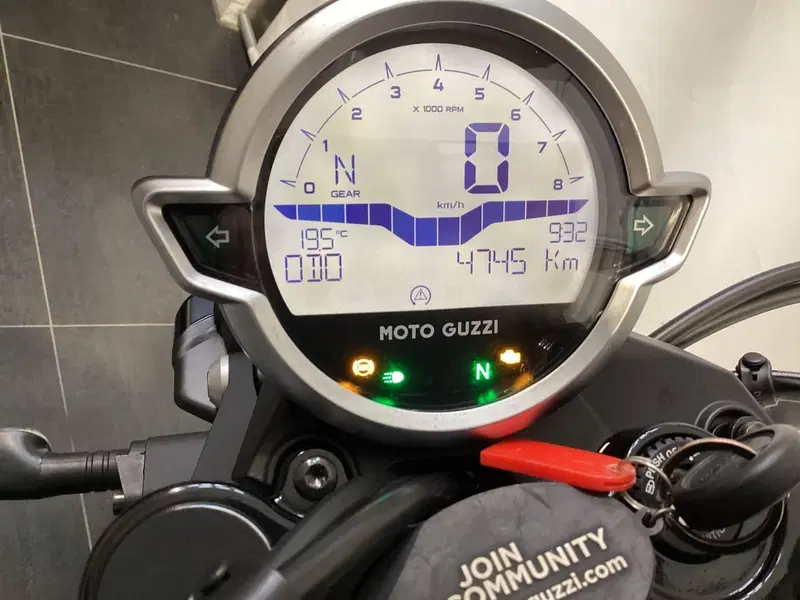 Moto Guzzi V7 Stone (2021 - 24) (5)