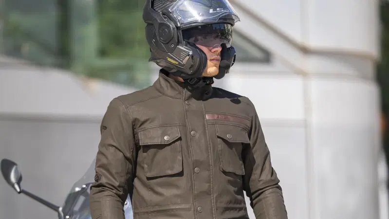 Giacca LS2 Liberty: stile urbano, protezione e versatilit&agrave; per l&rsquo;uso quotidiano