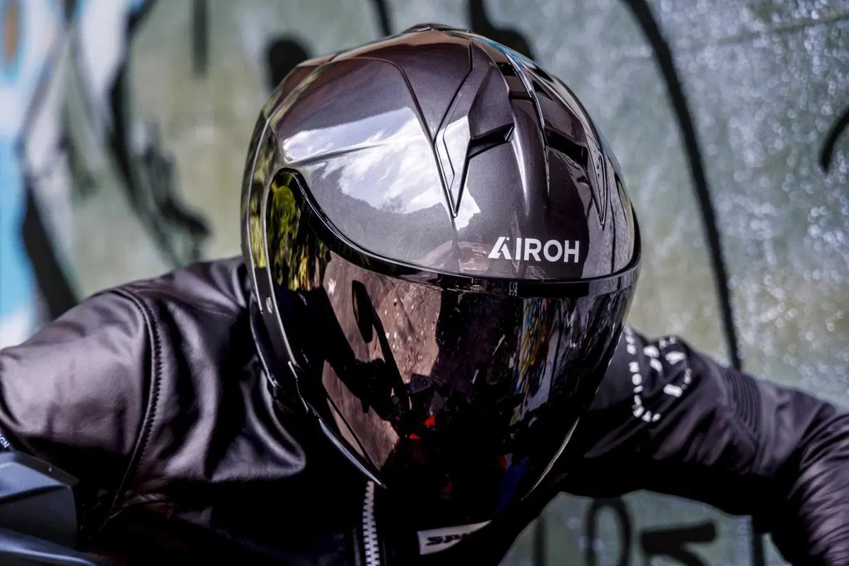 AIROH lancia il nuovo casco jet H 21 (4)
