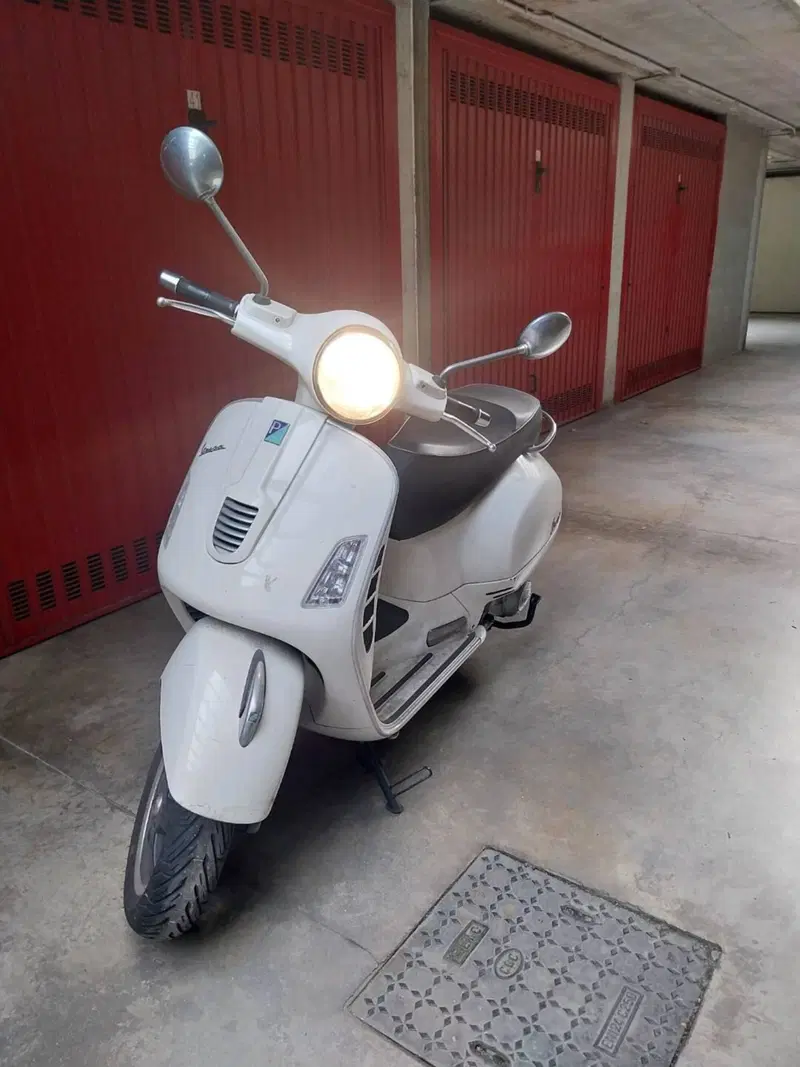 Vespa GTS 300 Super (2008 - 16) (2)
