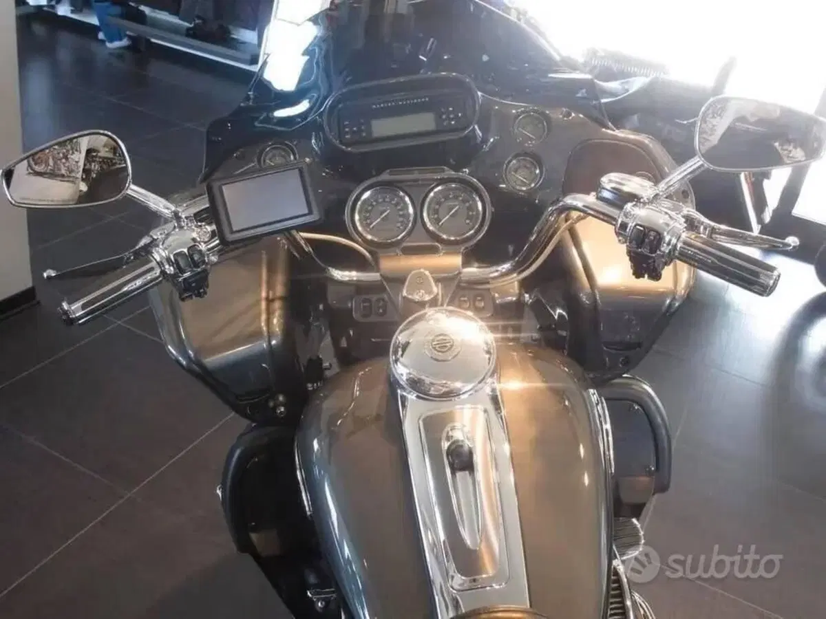 Harley-Davidson 1800 Road Glide Ultra (2011 - 12) - FLTRUSE (6)