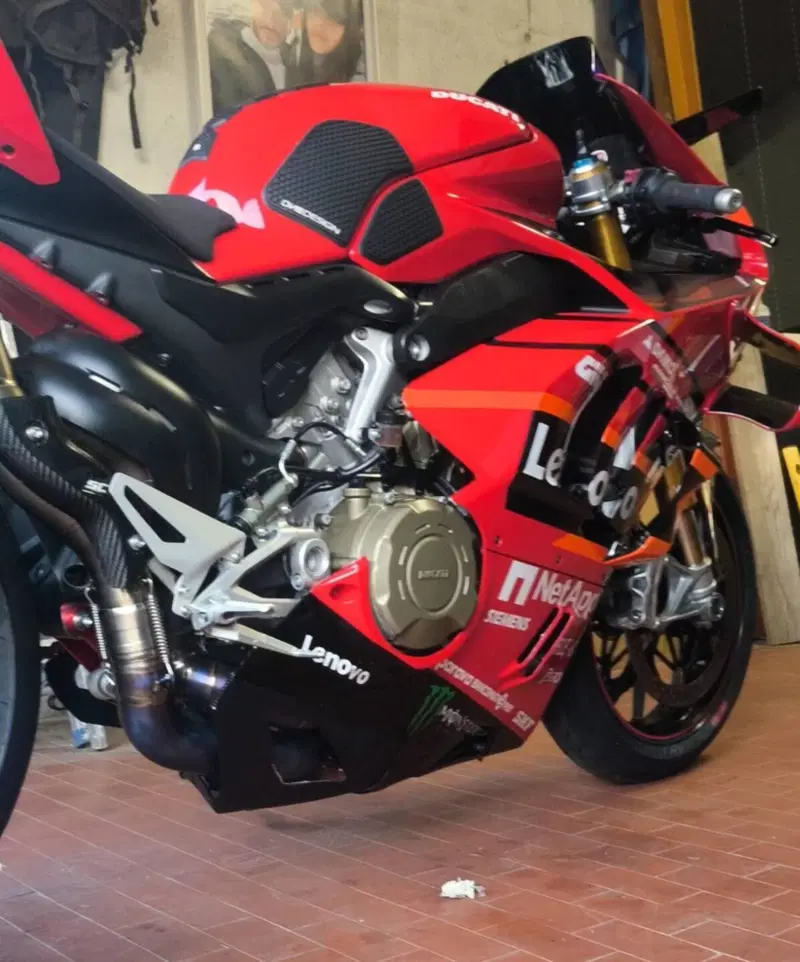 Ducati Panigale V4 Bagnaia 2022 World Champion Replica (2023) (2)
