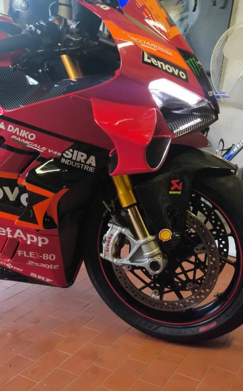 Ducati Panigale V4 Bagnaia 2022 World Champion Replica (2023) (4)