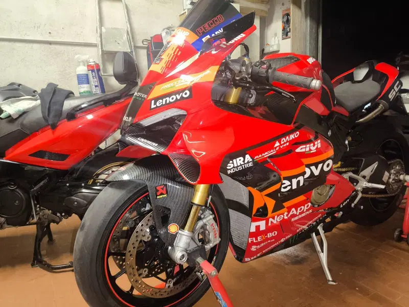 Ducati Panigale V4 Bagnaia 2022 World Champion Replica (2023) (6)