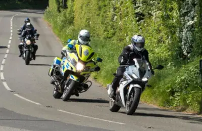 La polizia di Norfolk invita gli automobilisti: prestate attenzione ai motociclisti! 