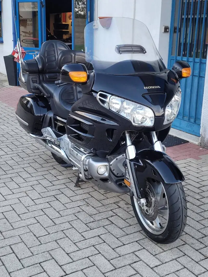 Honda GL 1800 Gold Wing (2000 - 05) (2)