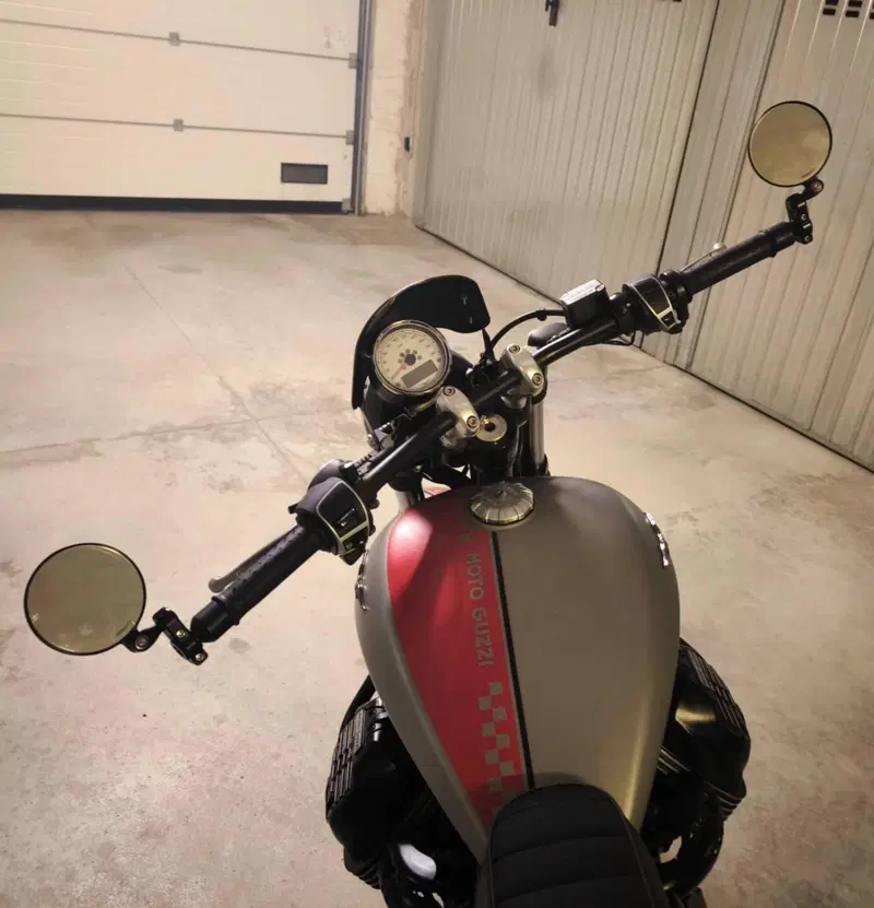 Moto Guzzi V9 Bobber (2018 - 20) (2)