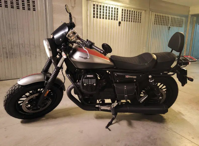 Moto Guzzi V9 Bobber (2018 - 20) (6)