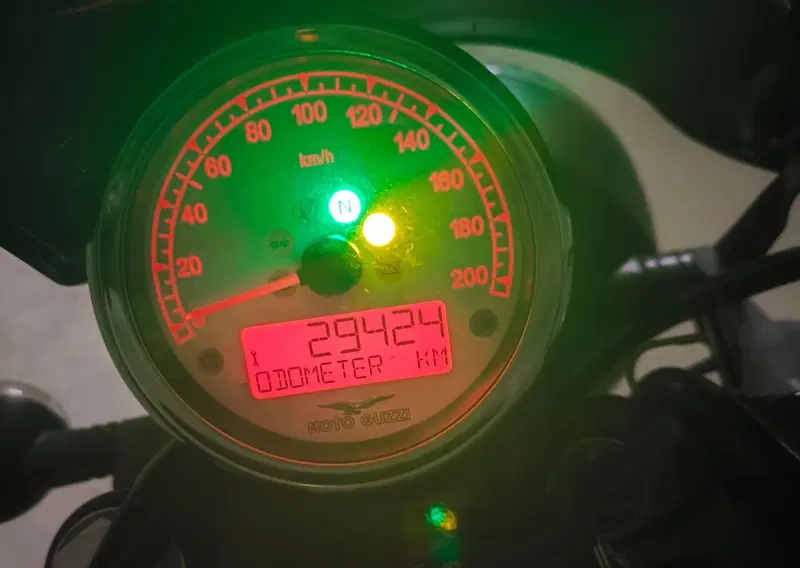 Moto Guzzi V9 Bobber (2018 - 20) (7)