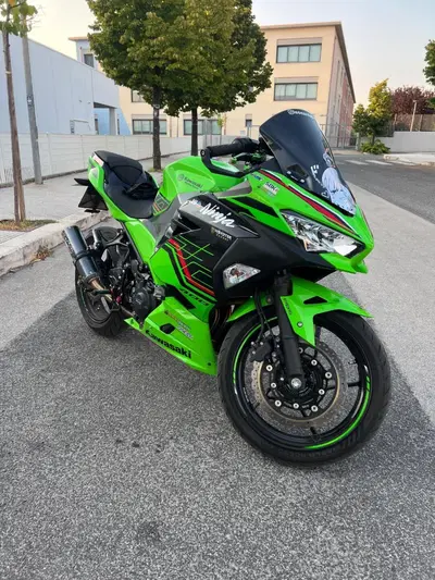 Kawasaki Ninja 400 (2023) usata