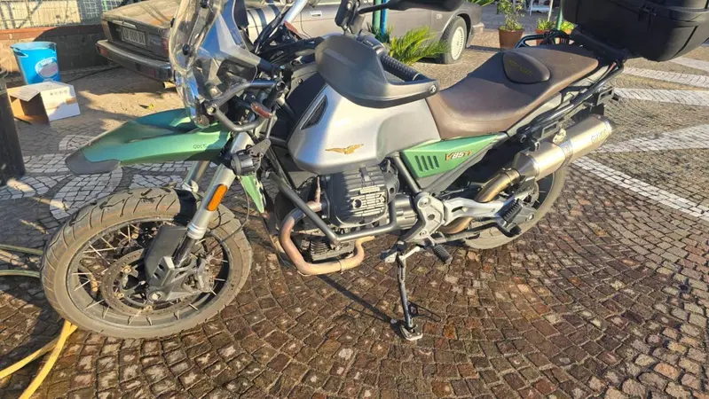 Moto Guzzi V85 TT Centenario (2021 - 22) (2)