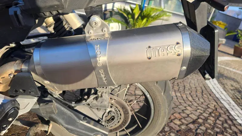 Moto Guzzi V85 TT Centenario (2021 - 22) (3)