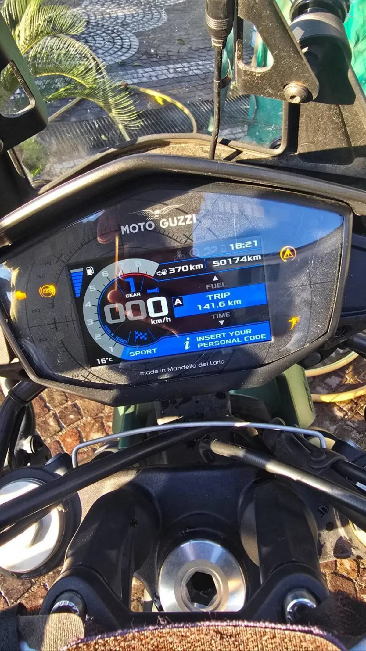 Moto Guzzi V85 TT Centenario (2021 - 22) (4)