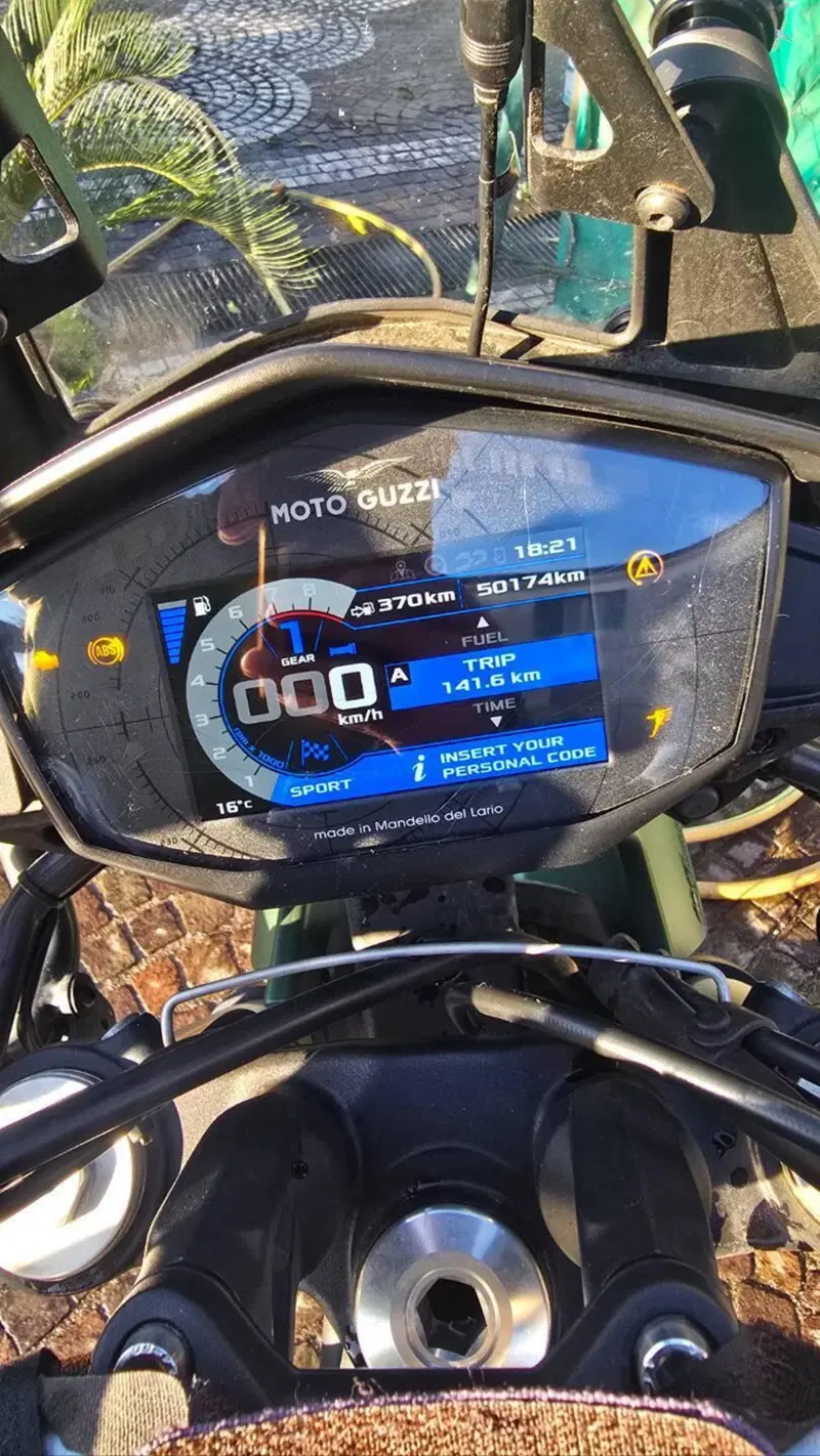 Moto Guzzi V85 TT Centenario (2021 - 22) (4)