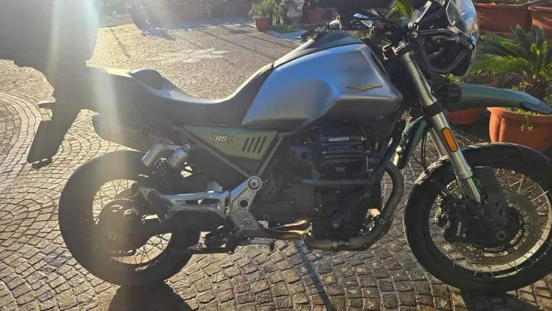 Moto Guzzi V85 TT Centenario (2021 - 22) (5)