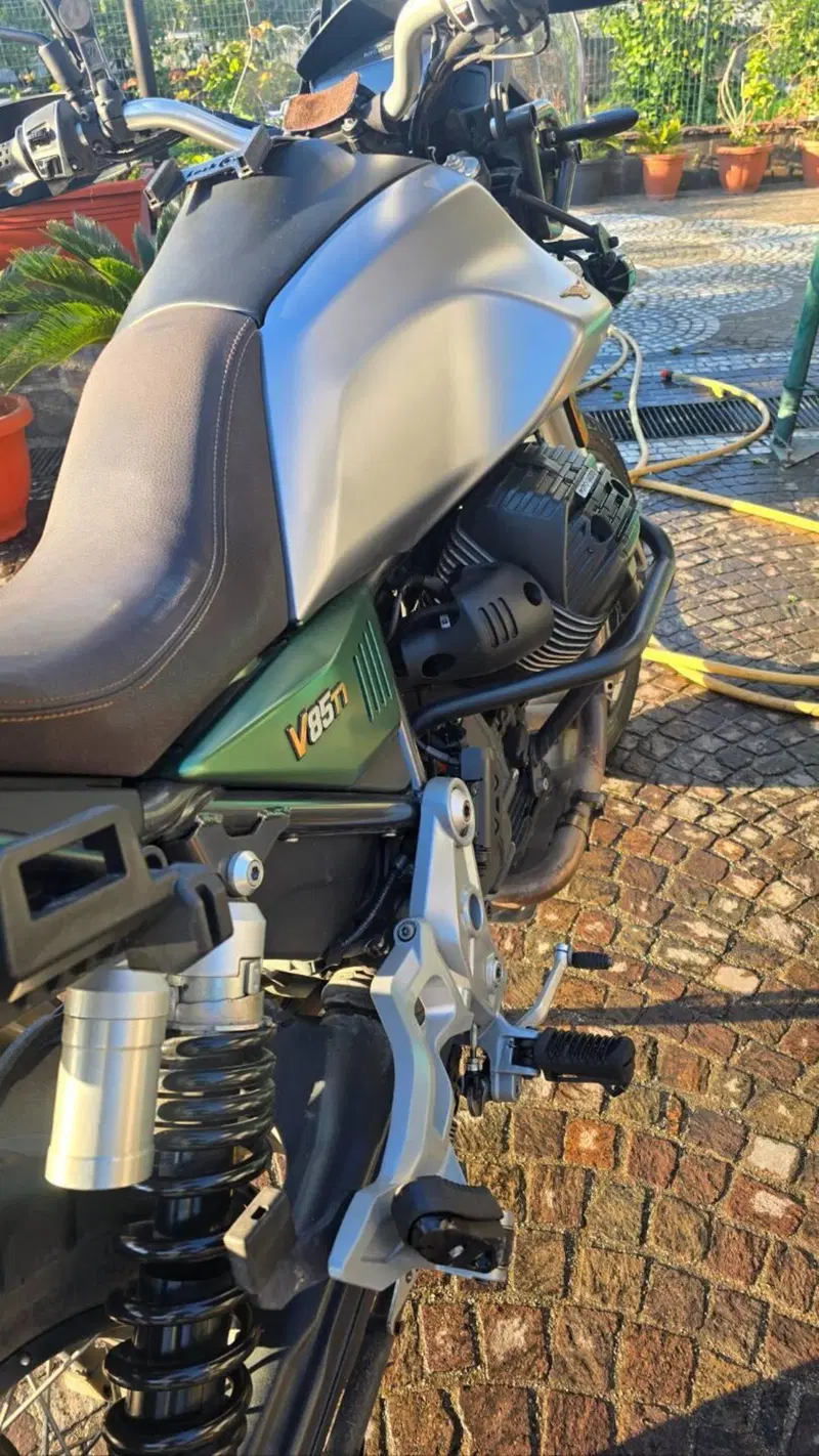 Moto Guzzi V85 TT Centenario (2021 - 22) (6)