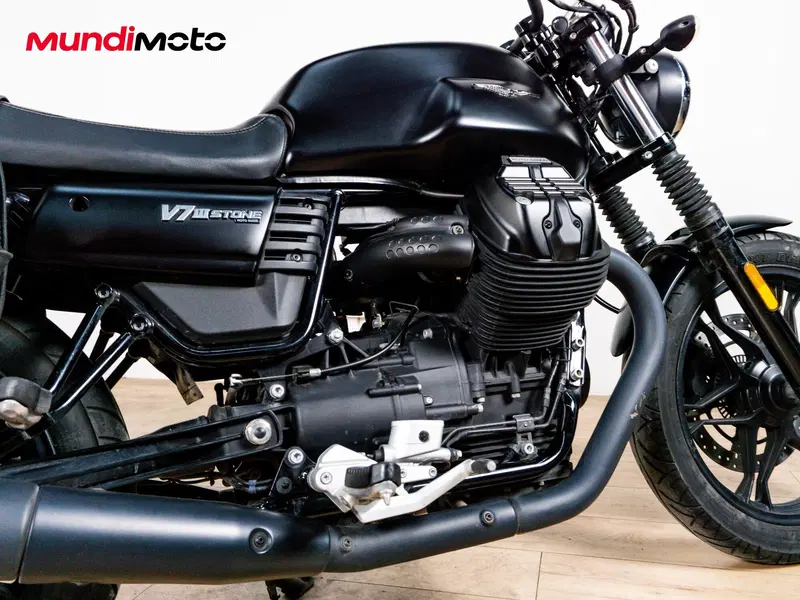 Moto Guzzi V7 III Stone (2017 - 20) (4)