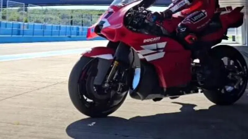 MotoGP 2026. Pi&ugrave; snella, senza abbassatore: Michele Pirro ha provato la MotoGP 850 cc Ducati a Misano