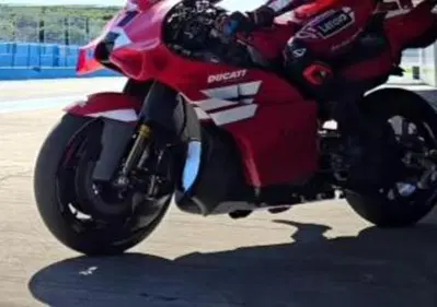 MotoGP 2026. Più snella, senza abbassatore: Michele Pirro ha provato la MotoGP 850 cc Ducati a Misano