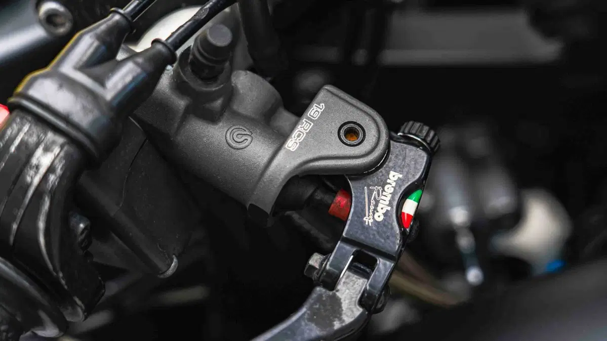 Yamaha YZF R1 (2009 - 11) (17)