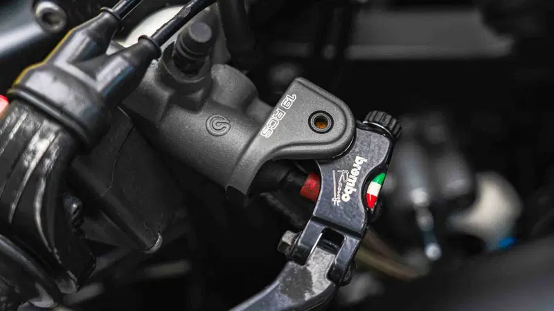 Yamaha YZF R1 (2009 - 11) (17)