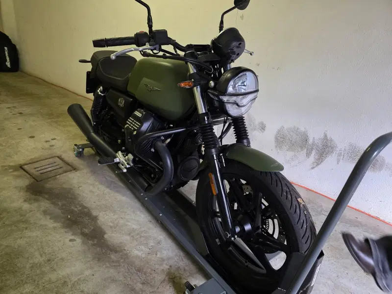 Moto Guzzi V7 Stone (2021 - 24)