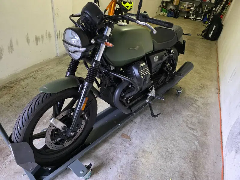 Moto Guzzi V7 Stone (2021 - 24) (2)