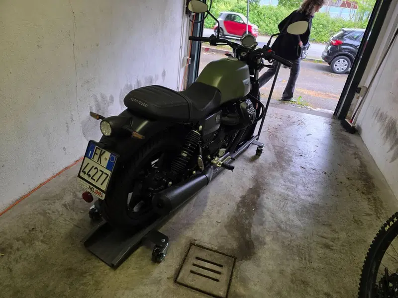 Moto Guzzi V7 Stone (2021 - 24) (3)