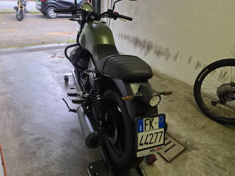 Moto Guzzi V7 Stone (2021 - 24) (4)