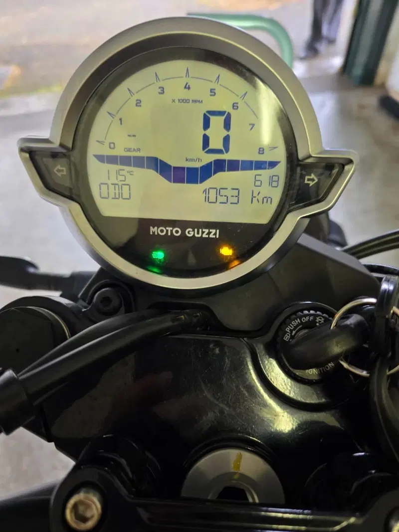 Moto Guzzi V7 Stone (2021 - 24) (6)